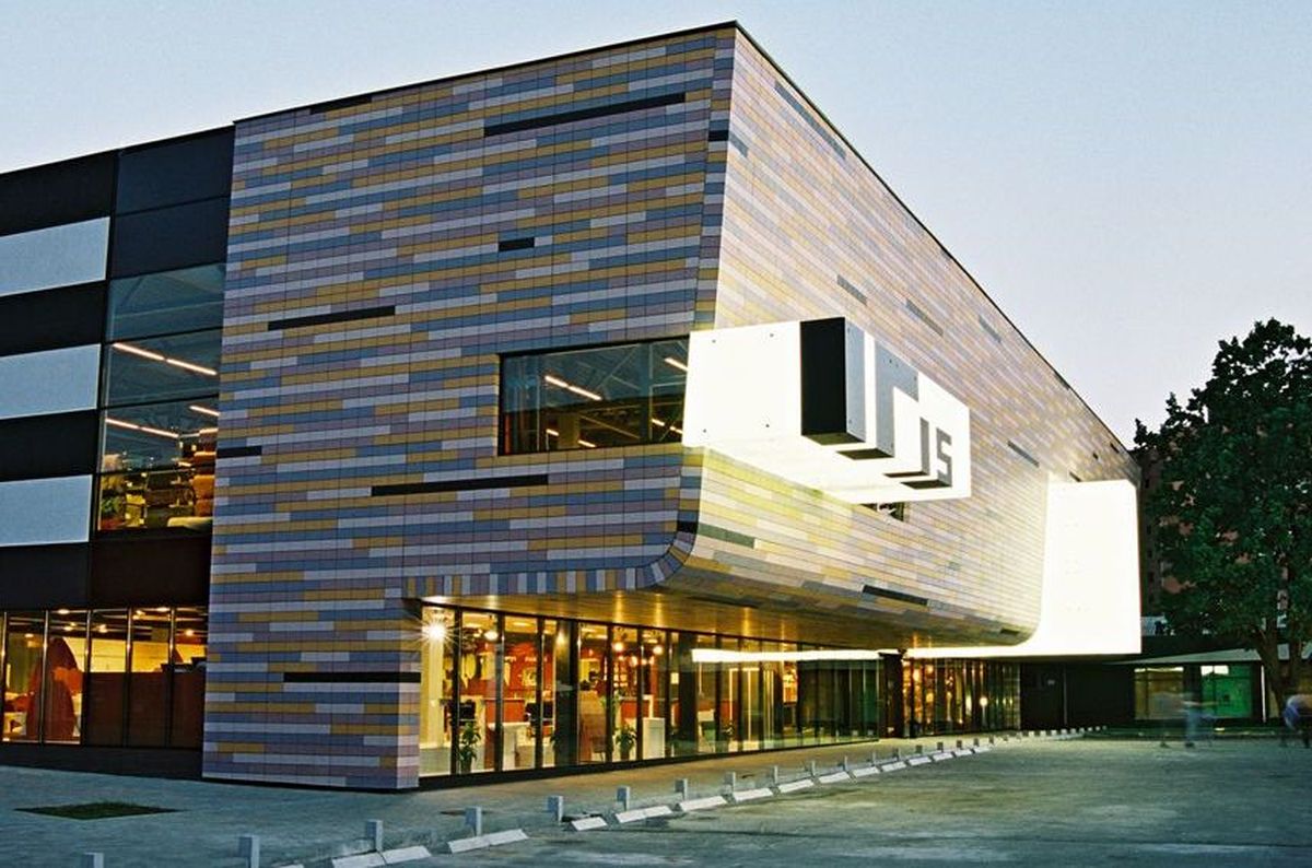 Salonas „Iris“, Kaunas, Savanorių prospektas (2002).