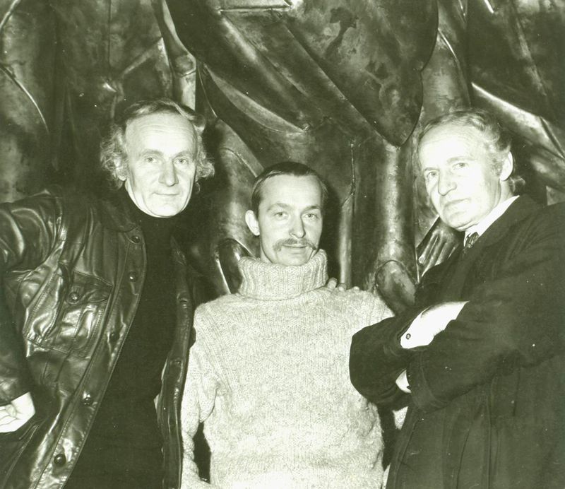 Broliai Nasvyčiai su skulptoriumi Stanislovu Kuzma prie kuriamos skulptūros Nacionaliniam Dramos teatrui. (A.Nasvyčio archyvo nuotrauka)