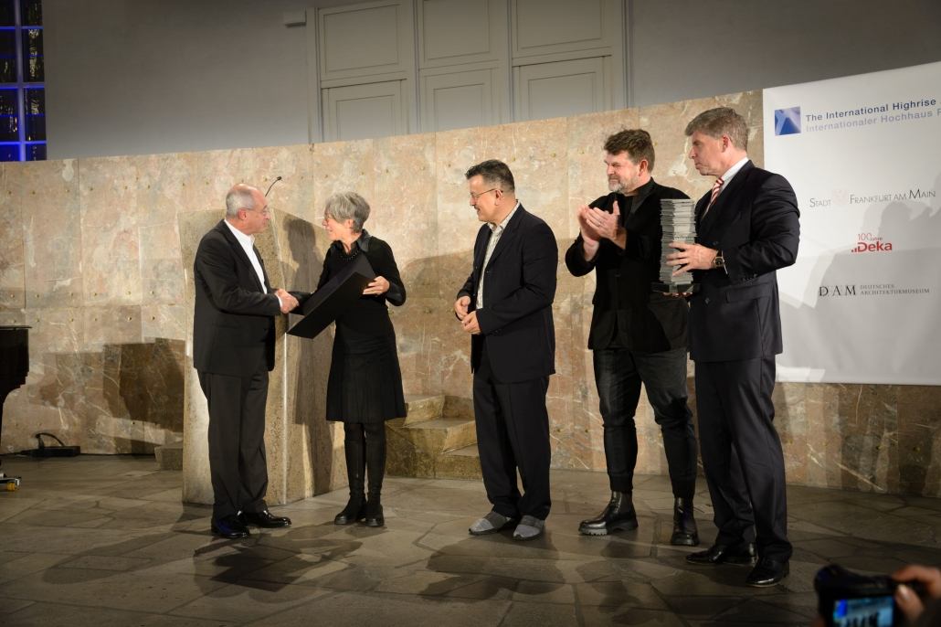 Architektui L. Benjamín Romano atiteko IHA 2018 apdovanojimo 50.000 eurų premija bei menininko Thomaso Demando sukurta speciali apdovanojimo statulėlė. Foto: Thomas Schroeder