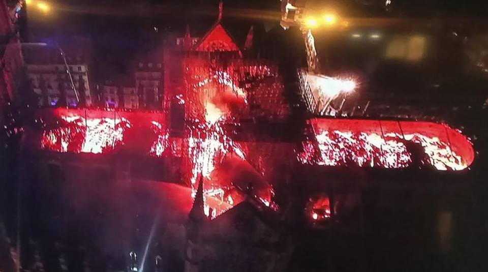 Paryžiaus Dievo Motinos katedra po gaisro. Foto: interneto šaltiniai. 