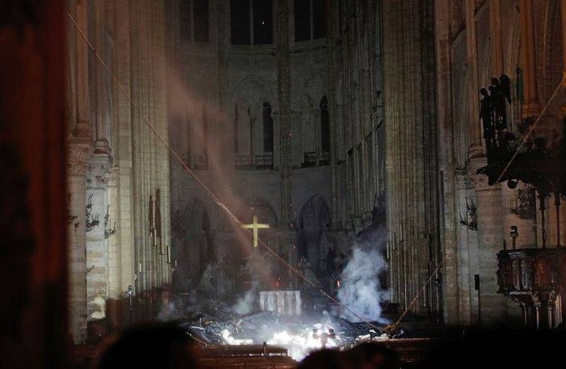 Paryžiaus Dievo Motinos katedra po gaisro. Foto: interneto šaltiniai. 