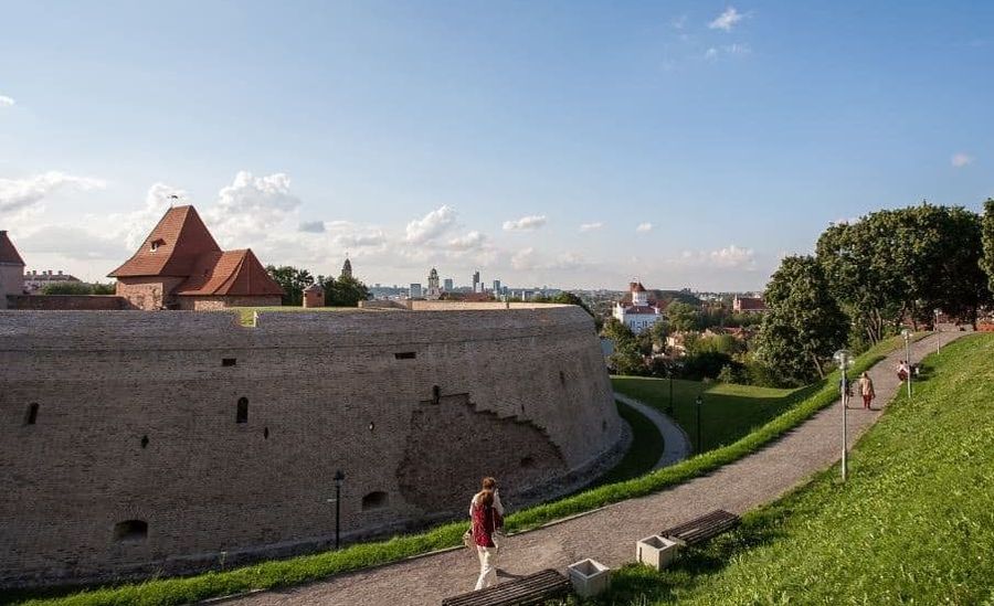 G.Simonaitis su A.Katiliumi restauravo ir atkūrė atkarpą Vilniaus gynybinės sienos su bastėja (1985). Foto: Pilotas.LT archyvas
