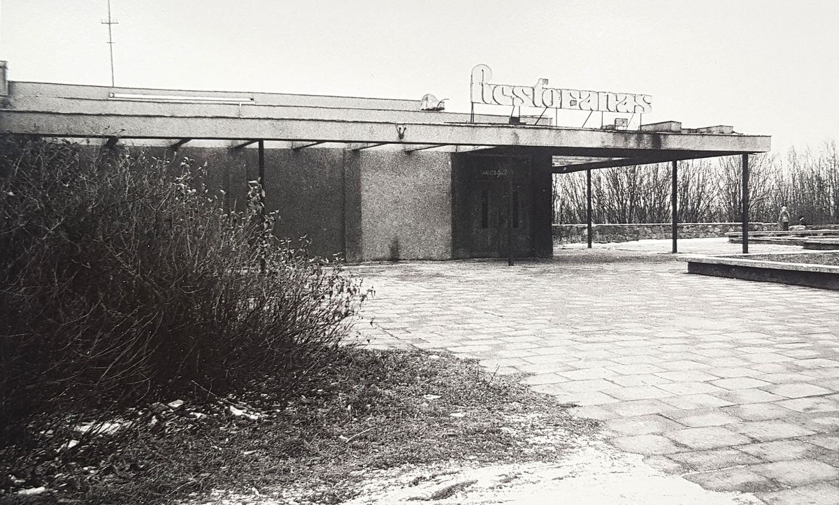 Vienas ryškiausių Alfredo Jakučiūno kūrinių – restoranas „Trys mergelės“ Kaune, sukurtas 1968-aisiais su Viktorija Jakučiūniene. (Dabar suniokotas). Foto: Pilotas.LT archyvas, 1968, 1995.