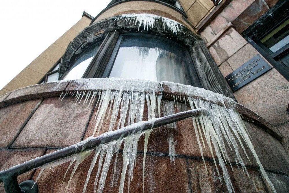 2019 žiemą atsainiai eksploatuojamuose Pašto rūmuose sprogo vamzynas. Visuomenė suprato, kad unikalus objektas – pražūtingame pavojuje. Foto: pilotas.LT archyvas