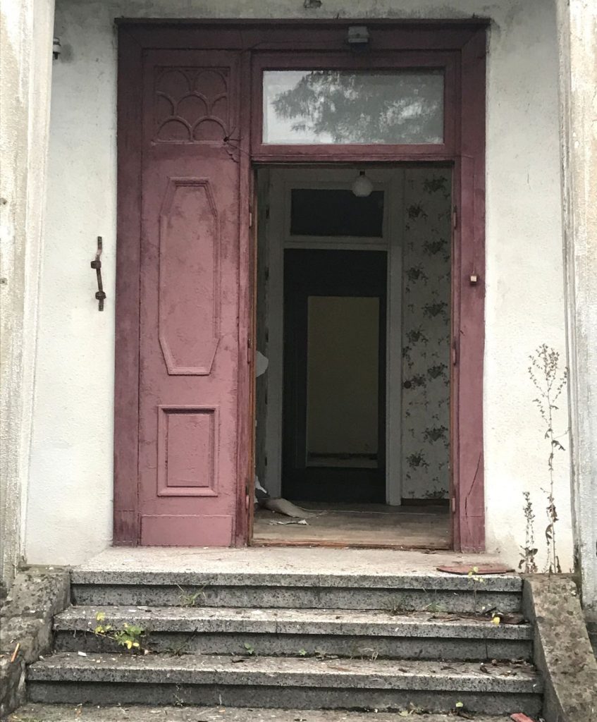 Iš fasadinių Art deco durų liko tik trečdalis… Foto: © Pilotas.LT