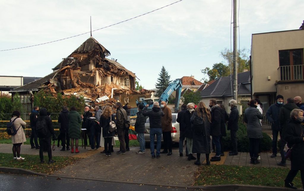 Žvarboką pirmadienio rytą Perkūno alėjoje nusitesė ilga eilė norinčių pareikšti savo pilietišką poziciją ir pasirašyti po kultūrinio vandalizmo aktą smerkiančią peticiją. Foto: ©PILOTAS.LT