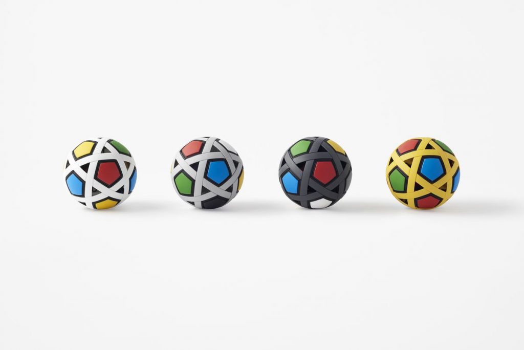 Dizaino kompanijos „Nendo“ surenkamas kamuolys žada perversmą gatvės futbolo kultūroje. Foto: Akihiro Yoshida