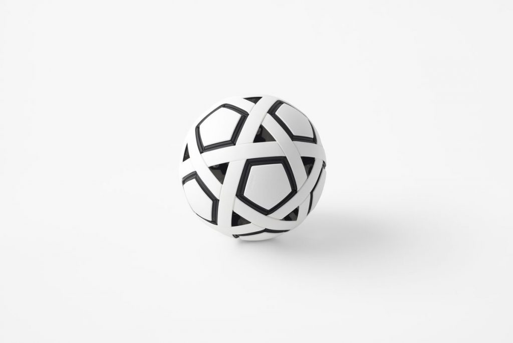 Dizaino kompanijos „Nendo“ surenkamas kamuolys žada perversmą gatvės futbolo kultūroje. Foto: Akihiro Yoshida