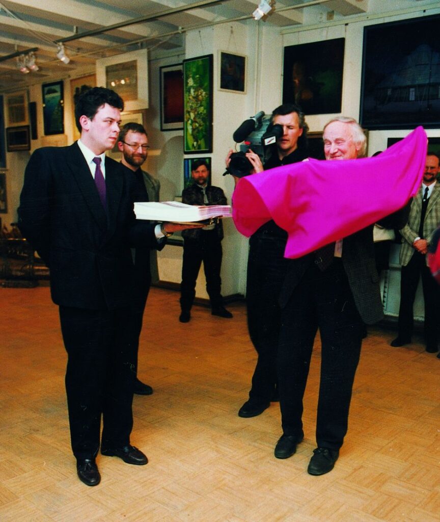 Pirmąjį lietuvišką architektūros mėnraštį “Arkitektas” 1996.02.09. atidengė Architektų sąjungos pirmininkas Algimantas Nasvytis (AA). Foto: S.Platūkis