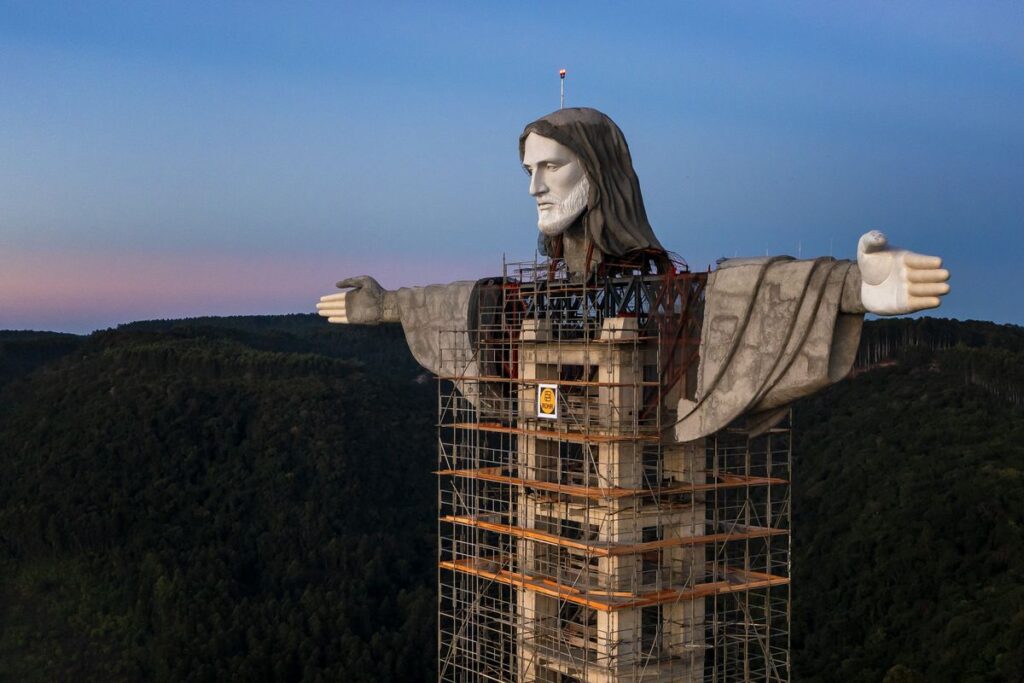 Kristaus Išganytojo skulpūra (42,67 metro) kyla Encantado mieste Pietų Brazilijoje. Skulptorius Genésio Gomes Moura ir jo sūnus Markus.