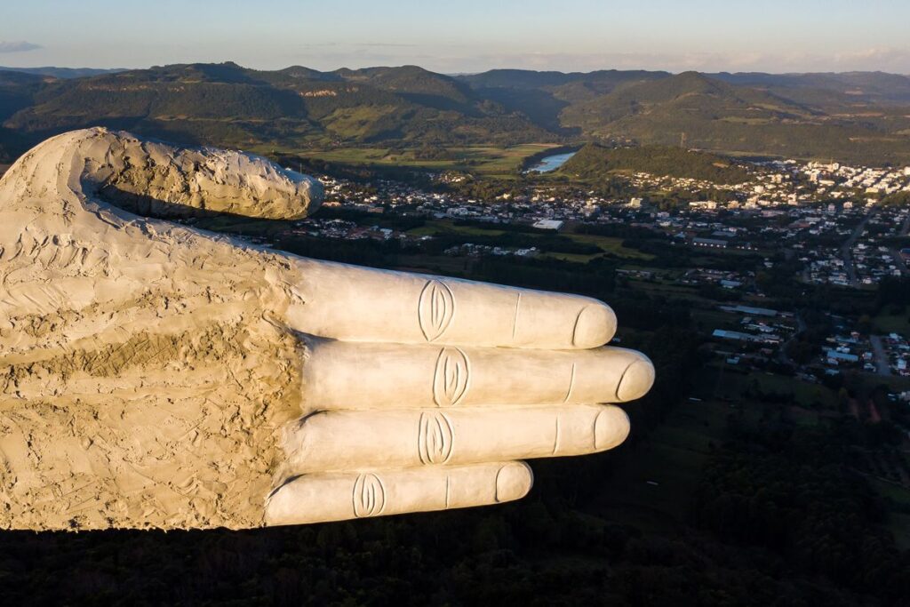 Kristaus Išganytojo skulpūra (42,67 metro) kyla Encantado mieste Pietų Brazilijoje. Skulptorius Genésio Gomes Moura ir jo sūnus Markus.