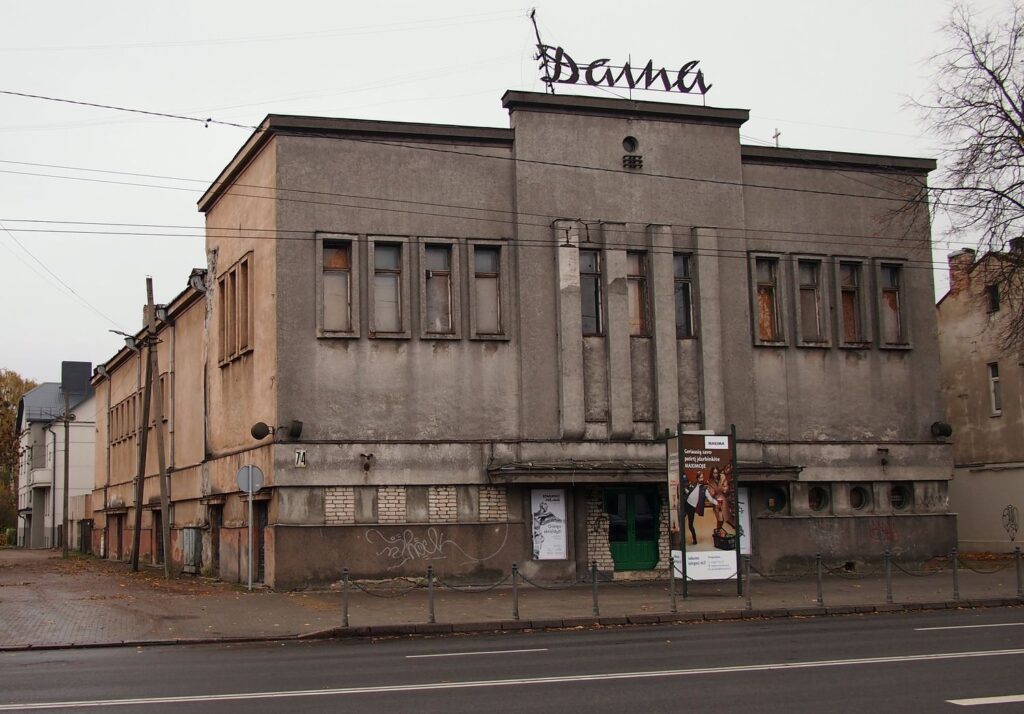 Organizatoriai Kauno parodai parinko itin dėkingą vietą – ilgus metus buvusį pamirštą, tačiau šį rudenį it nauja kultūros scena atgimusį kino teatrą „Daina“ (arch. S.Kudokas, inž. A.Breimeris; 1936 m.). ©PILOTAS.LT