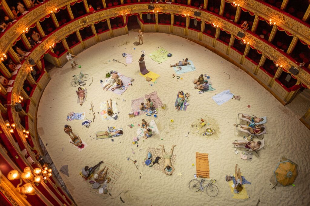Opera-performansas-„Saulė ir jūra“ Romoje, 2021 m. (autorės R.Barzdžiukaitė, V.Grainytė, L.Lapelytės). Foto: kūrinio-organizatorių. 