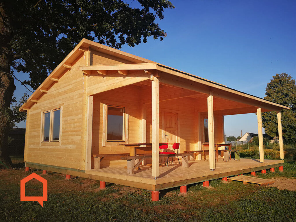 irmos “Meistro namai” specialistai jau ne vienerius metus gamina surenkamus medinius namus iš klijuotos medienos sijų. Foto: “Meistro namai”.