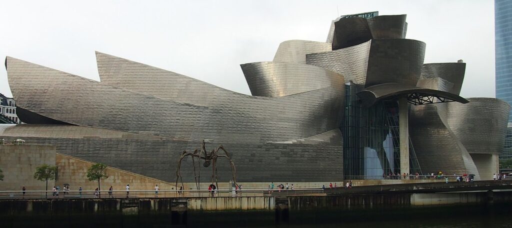 Architektas G.Balčytis savo kūrybos sampratą ir Vilkaviškio autobusų stoties architektūros ypatumus garbingai publikai pristatys garsiajame Bilbao Guggenheimo muziejuje (arch. F.Gehry, 1997 m.), kuris prieš 24 metus pasiekė pasaulinę šlovę bei į šiuolaikinės architektūros istoriją įvedė „Bilbao efekto“ terminą. Foto: ©PILOTAS.LT