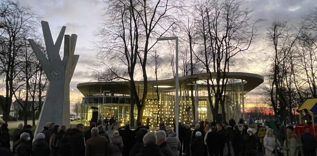 Ką tik iškilmingai atidarytas Miesto laikrodis vainikavo Vilkaviškio autobusų stoties architektūrinę kompoziciją. Foto:  G.Balčyčio