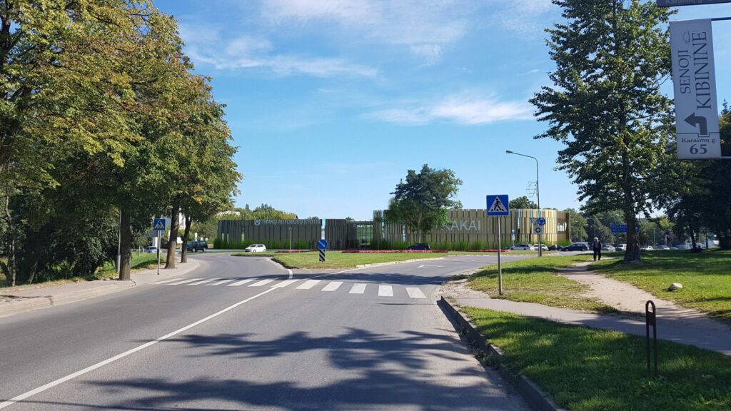 Trakų autobusų stotis su prekybos centru „Rimi“ („313 Architects“; arch. J.Žalys, L.Vaičekauskaitė).