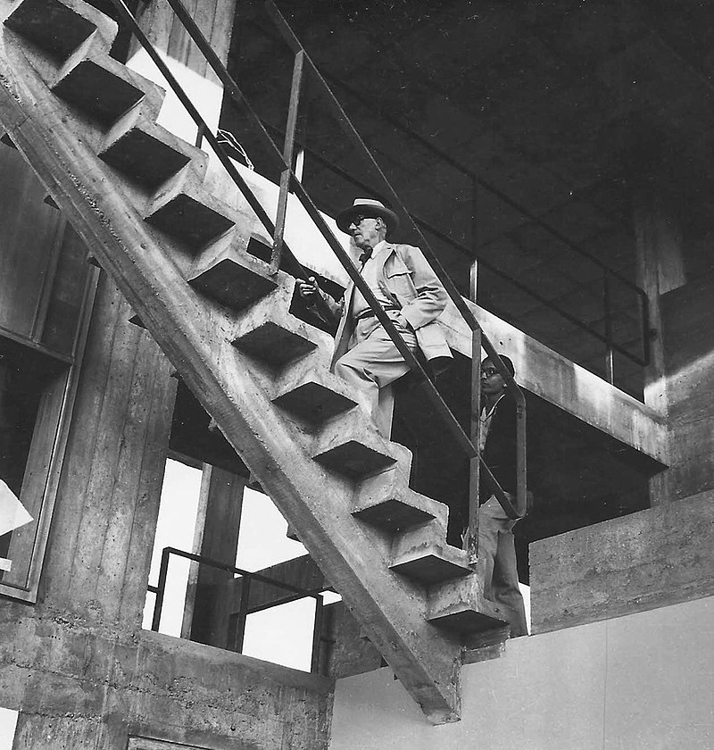 Balkrishna Doshi su modernizmo architektūros pionieriumi Le Corbusier, 1955 m. Foto: wikipedia