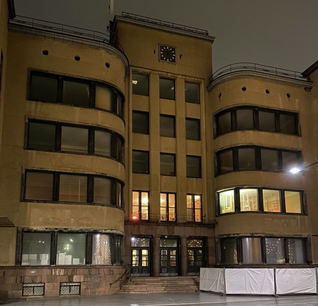 Kauno centrinio pašto languose po kelerių metų tamsos  pagaliau vėl galima pamatyti šviesą. Foto: ©PILOTAS.LT