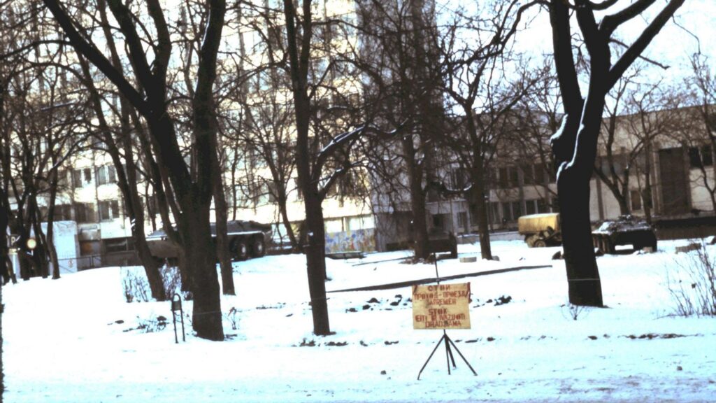 Šalia sovietų kareivių užimtos televizijos. Foto: iš asmeninio R.Daugelavičiaus archyvo. 
