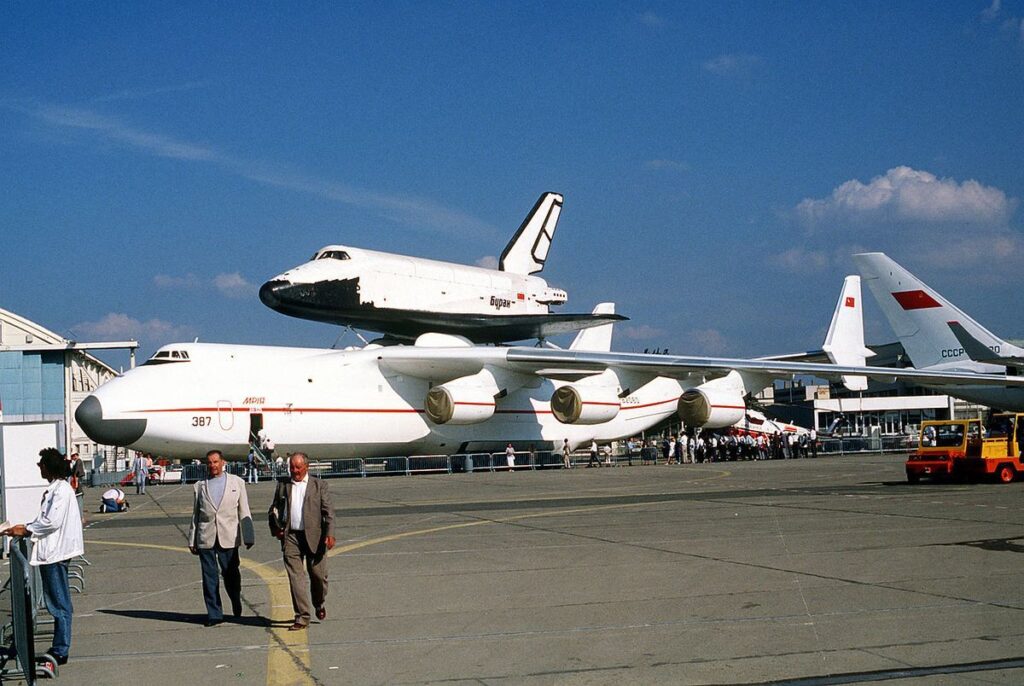 An-225 su pritvirtintu kosminiu erdvėlaiviu „Buran“ Paryžiaus aviacijos parodoje 1989 m. Foto: Wikipedia. 