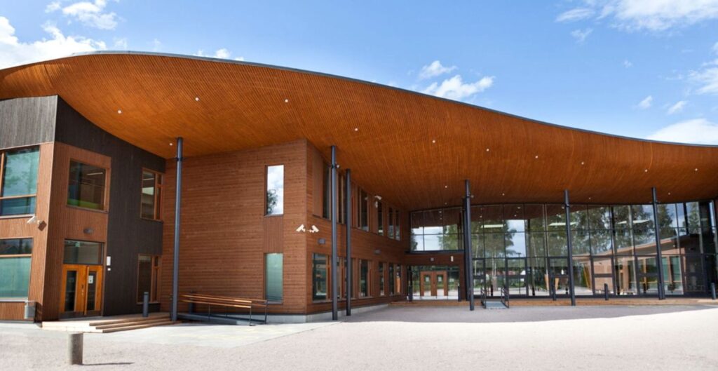 _ Karisto mokykla, Lahti (Suomija) - termo mediena Thermory. Tilatakomo Architects.