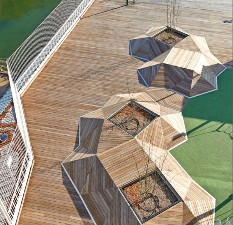 Pietų uosto mokykla, kiemo terasos - termo mediena Thermory. Kopenhaga, JJW Architects.