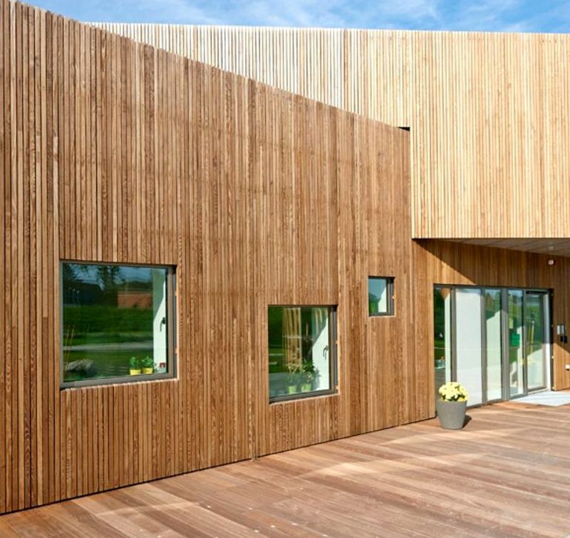 Vaikų darželio fasadai ir terasos - termo mediena Thermory. Hvalso, Danija. Architektūrinė studija Mangor + Nagel.
