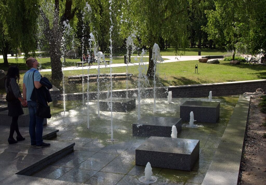 Marijampolės Poezijos parko fontanai (arch. G.Vieversys, A.Byčenkovas, T.Eidukevičius, R. ir A. Marcinkevičiai). Foto: ©PILOTAS.LT