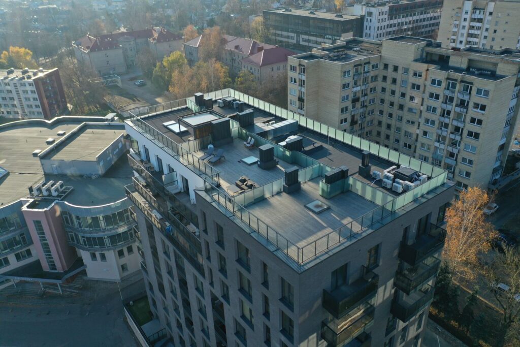 „FE 3o“ stoglangiai natūraliam apšvietimui ir išlipimo liukai ant stogo terasos, valdomi elektros pavaromis daugiabutis namas „Žvėryno vakarai“ (projektas UAB „JP Architektūra“, architektas Linas Meškauskas.) (Saltoniškių g.44, Vilnius)