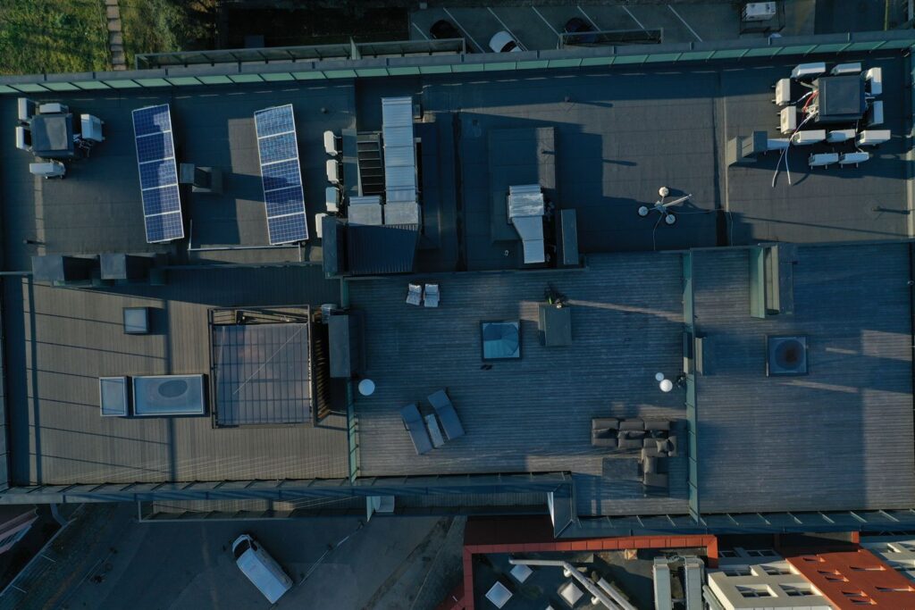 „FE 3o“ stoglangiai natūraliam apšvietimui ir išlipimo liukai ant stogo terasos, valdomi elektros pavaromis daugiabutis namas „Žvėryno vakarai“ (projektas UAB „JP Architektūra“, architektas Linas Meškauskas.) (Saltoniškių g.44, Vilnius)