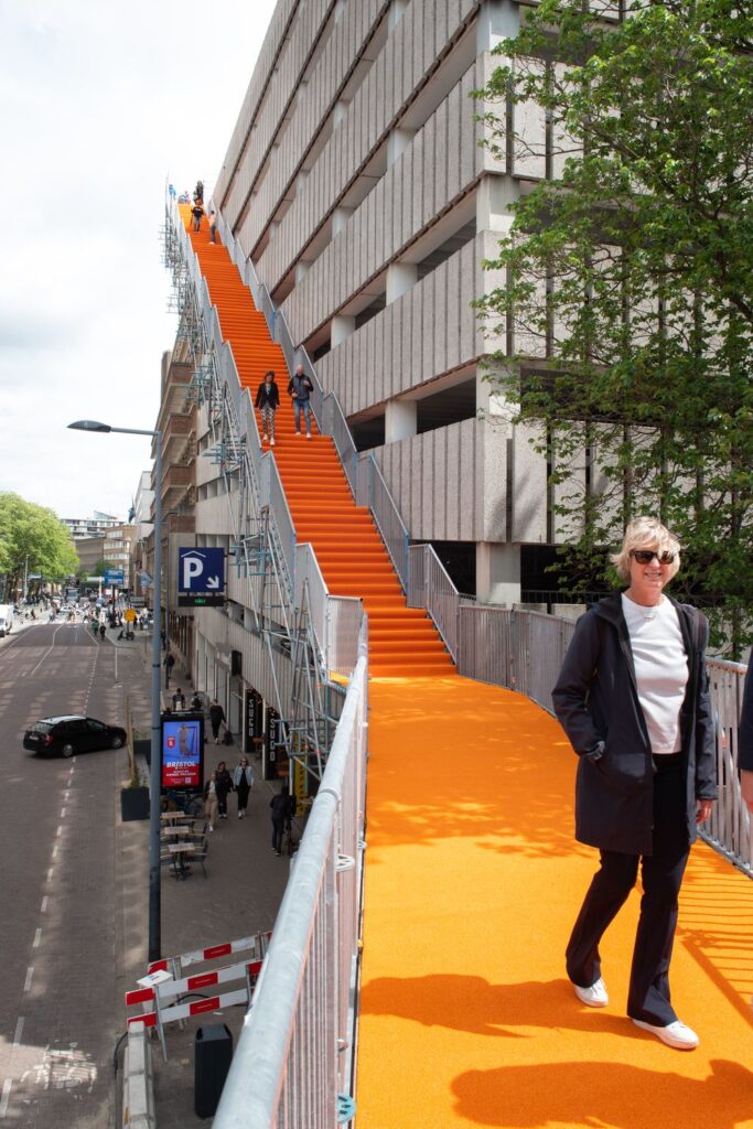 Birželio 3-iąją Roterdamas šventė “Stogų pažinimo dieną”, kurioje džiaugėsi olandų architektų biuro MVRDV spalvingomis urbanistinėmis intervencijomis. Foto: Aistė Rakauskaitė