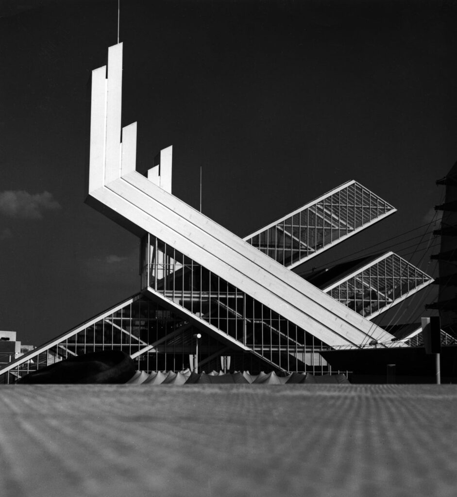 Renzo Piano tarptautinėje architektūros arenoje debiutavo 1970 metais pasaulinėje parodoje „Expo 70“, suprojektavęs futuristinį Italijos paviljoną. 