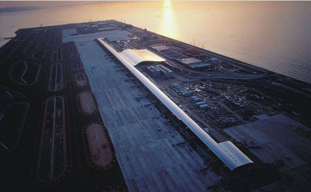 Kansai tarptautinis oro uostas Japonijoje (arch. R.Piano, 1994 m.)