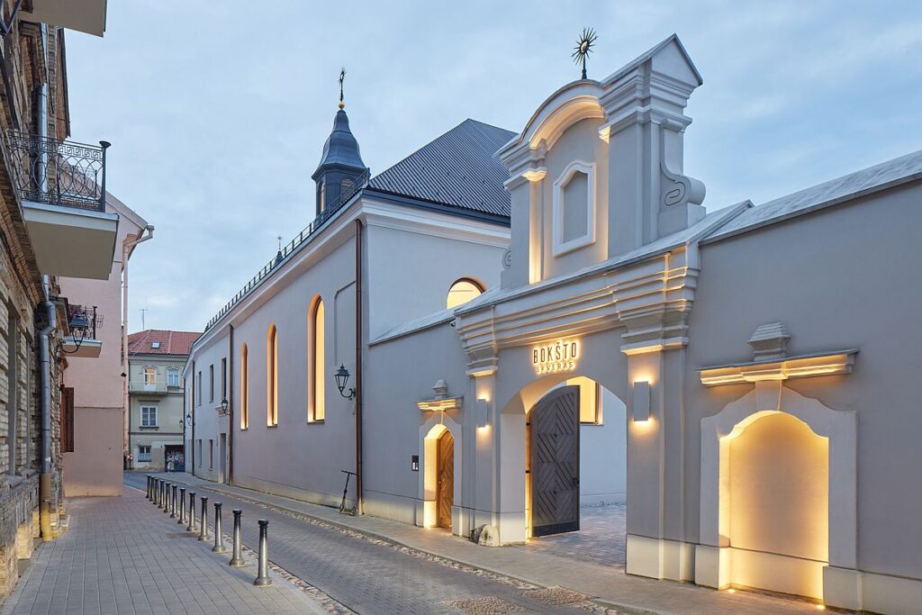 Bokšto skveras („Archinova“ – autoriai A.Gvildys, S.Lapienytė, I.Revuckaitė; „Studio Seilern Architects“ – C.Seilern, L.Monteiro, P.Jurevičius), apdovanojimas „1/5 metro“. 