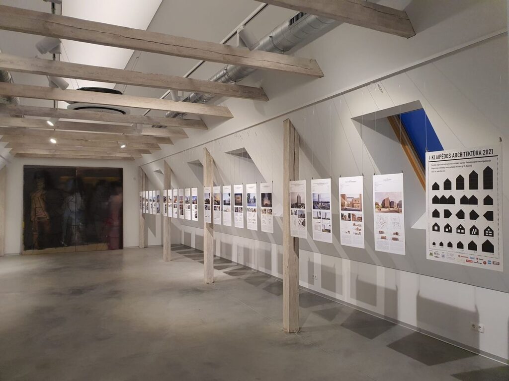 Architektūros parodos „Klaipėdos architektūra 2021“ dalis Kauno architektų namų palėpėje. Foto: LASKAO. 