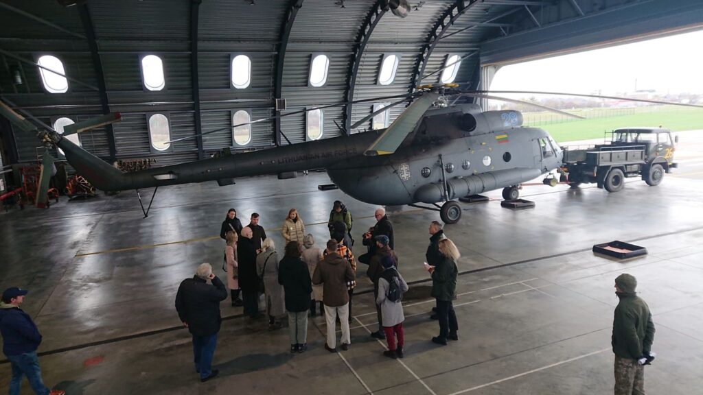 Sraigtasparnių angaras įspūdį paliko ne vien su karine technika ir architektūra besidomintiems architektūrinės ekskursijos dalyviams. Foto: @PILOTAS.LT