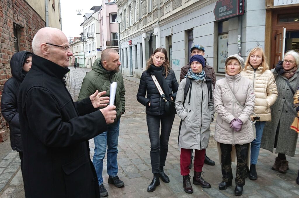 Architektas Jurgis Rimvydas Palys, ekskursantams kalbėdamas apie dabartinę Vilniaus gatvės rekonstrukciją Kauno Senamiestyje, nevyniojo žodžių į vatą. Foto: @PILOTAS.LT