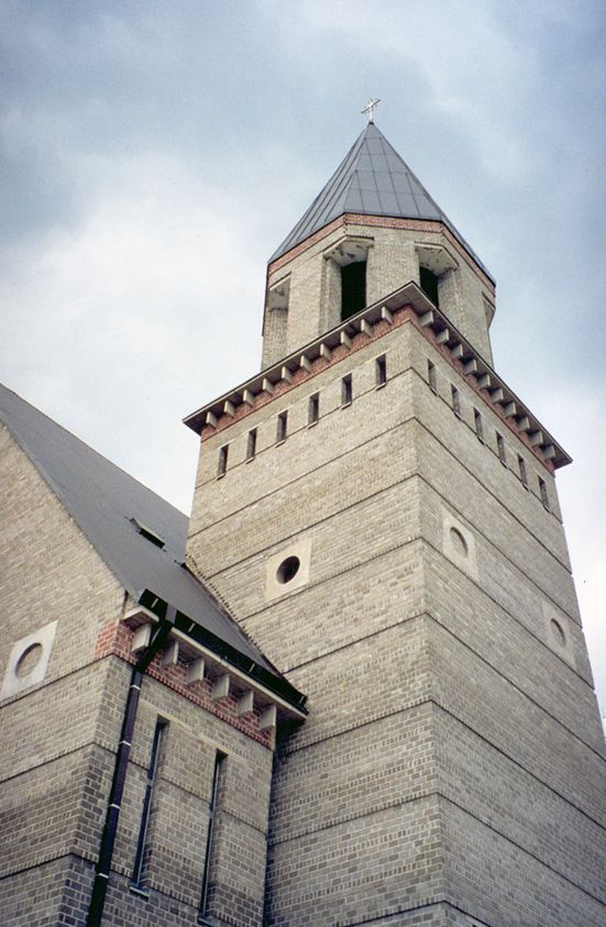 •Alytaus Švč. Mergelės Marijos Krikščionių pagalbos bažnyčia (su architektais K.Pempe, G. Ramuniu), 1994m. Foto: LAS