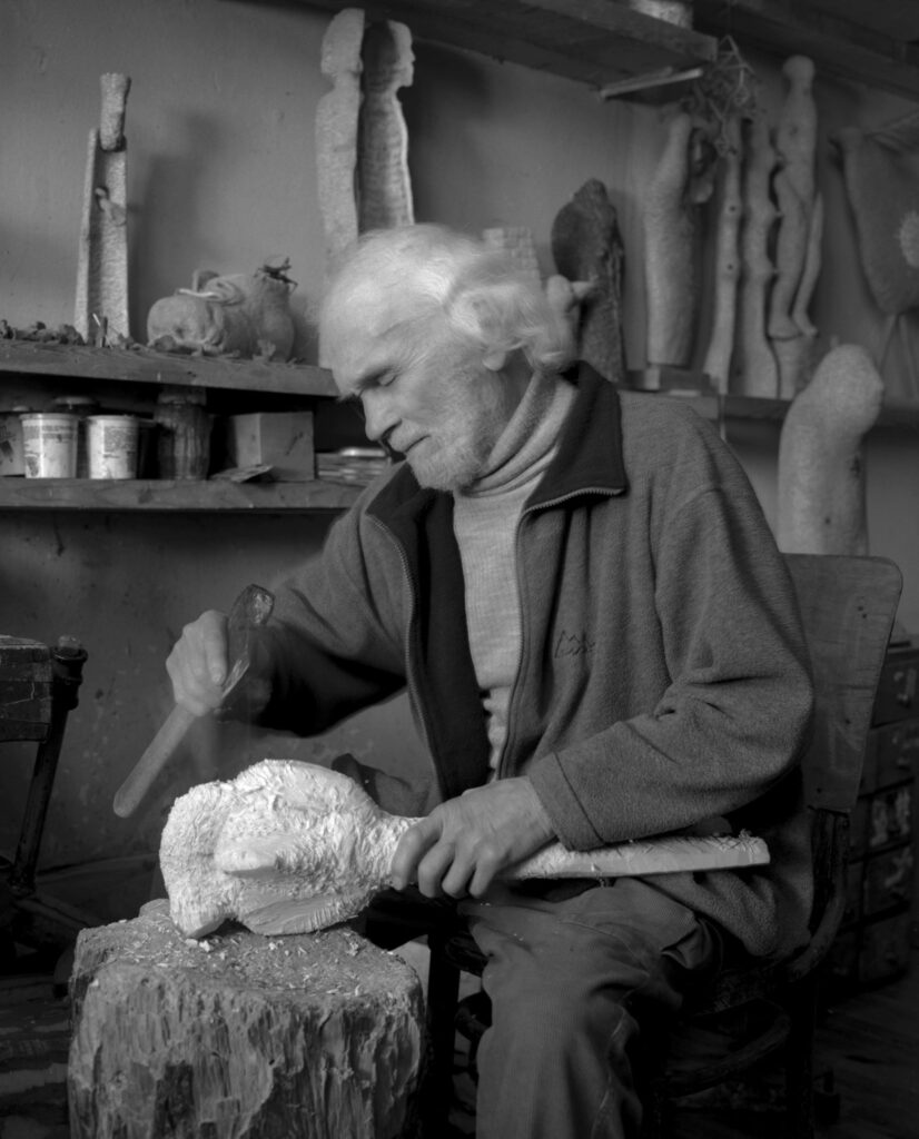 Skulptorius Leonas Strioga kūrybiniame procese. Nuotrauka iš asmeninio L.Striogos archyvo