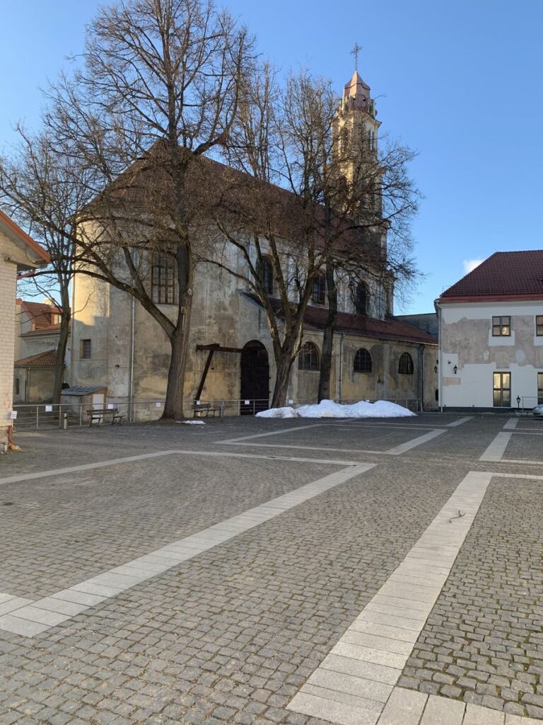 Vilniaus Švč. Mergelės Marijos Ramintojos bažnyčios vidinis kiemas. Foto:  MMAP