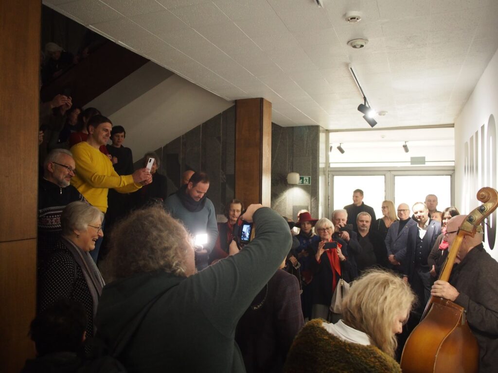Architektas Jurgis Rimvydas Palys į-angą į ekskursiją po parodą sukūrė kontrabosu. Foto: @PILOTAS.LT