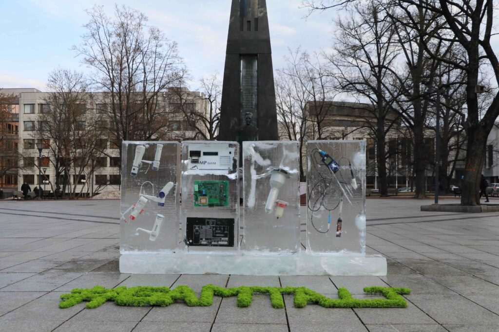 Ledo luitų instaliacija Vilniaus Vinco Kudirkos aikštėje. Foto: AAA. 