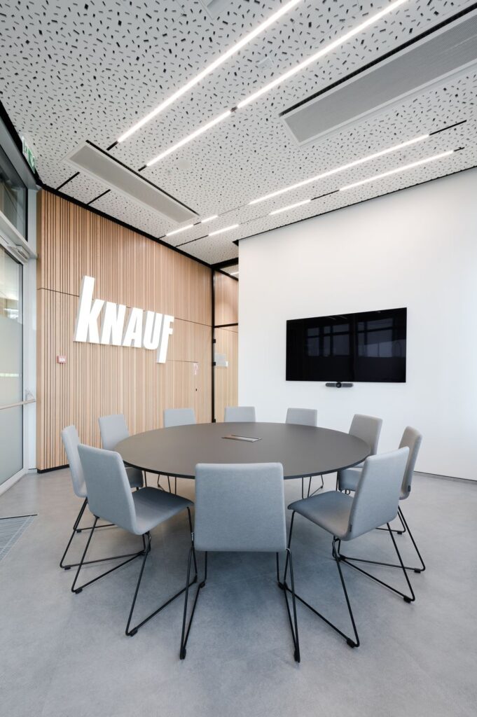 Perforuotos lubų plokštės „Cleaneo UFF“ – itin populiarios tarp architektų ir interjero dizainerių. Foto: KNAUF.