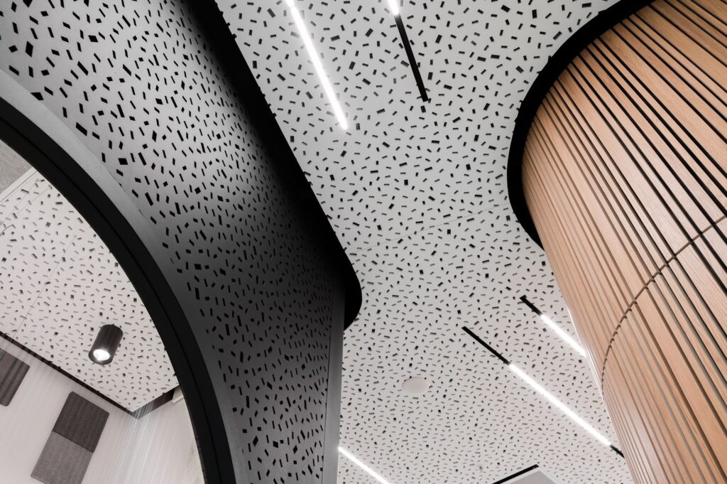 Perforuotos lubų plokštės „Cleaneo UFF“ – itin populiarios tarp architektų ir interjero dizainerių. Foto: KNAUF.