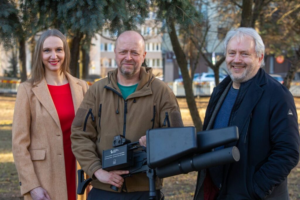 Lietuvos architektai jau pirmąjį karo mėnesį išsiuntė Ukrainos kariams už savo lėšas nupirktą modernų dronų šautuvą. Viduryje Jonas Ohman. Foto: LAS