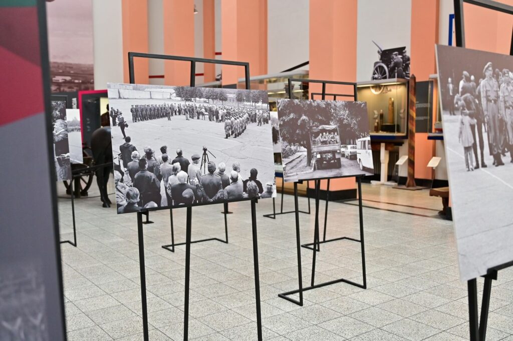 R.Požerskio fotografijų parodos „Pasitinkant Laisvę“ atidarymo momentas. Foto: Vytauto Didžiojo karo muziejus. 