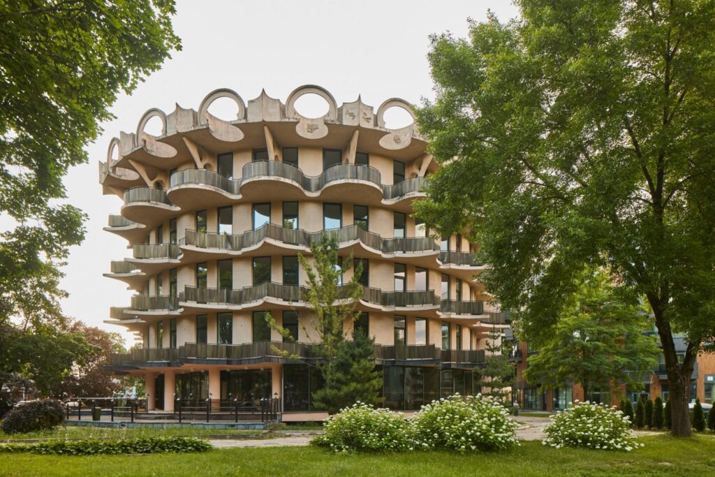 Apartamentai „Naujasis pušynas" / buv. sanatorijos „Sūrutis" II korpusas Druskininkuose (arch. A. ir R. Šilinskai, 1982 m.). Foto: N.Tukaj. 