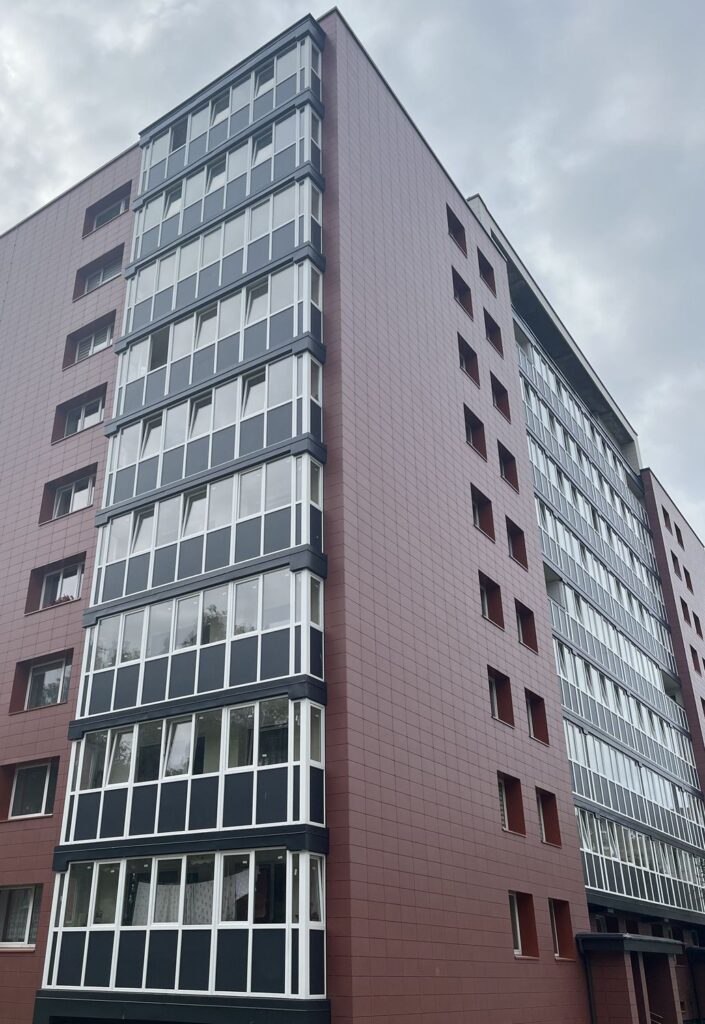 Daugiabutis Klaipėdoje, Debreceno atvėje – naujausias renovuotas objektas, naudojant ventiliuojamo fasado sistemą „Aloon“. (Gamintojo pav.)