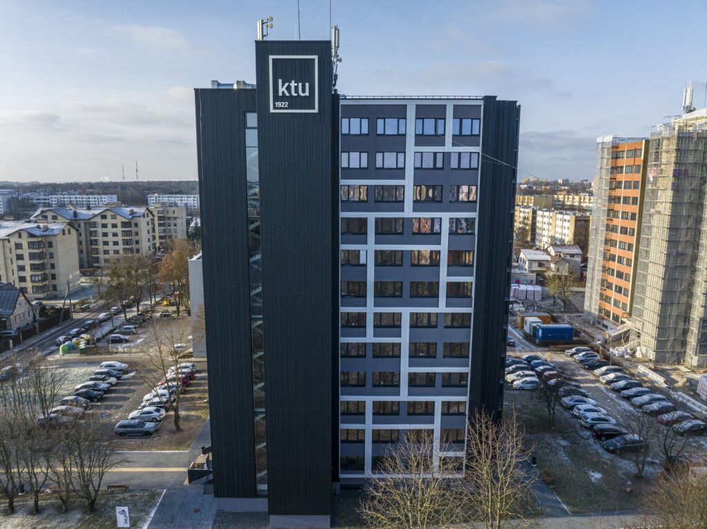 Renovuojant KTU bendrabutį Kaune, sėkmingai panaudota įmonės „Serfas“ ventiliuojamo fasados sistema „Aloon Thermo“. (Gamintojo pav)